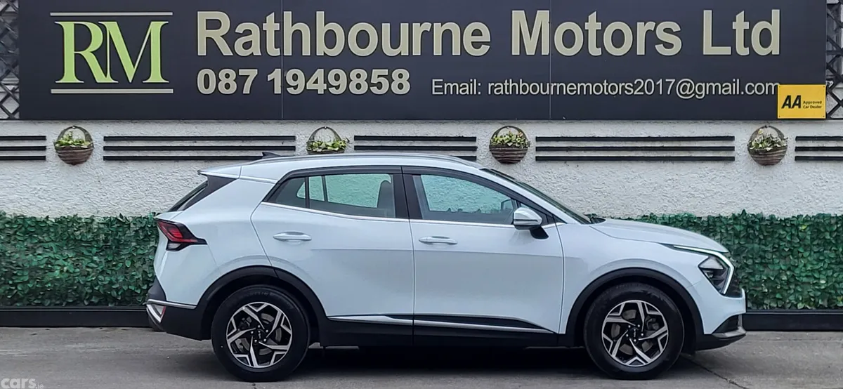 Kia Sportage SUV, Diesel Hybrid, 2023, White