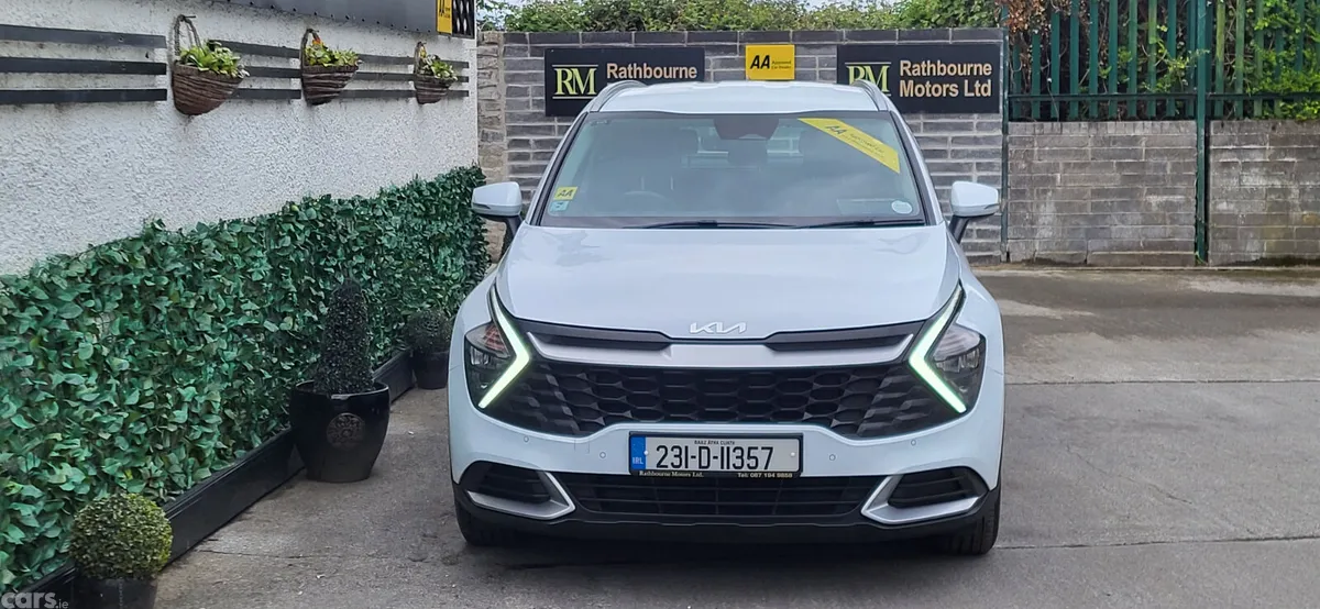 Kia Sportage SUV, Diesel Hybrid, 2023, White