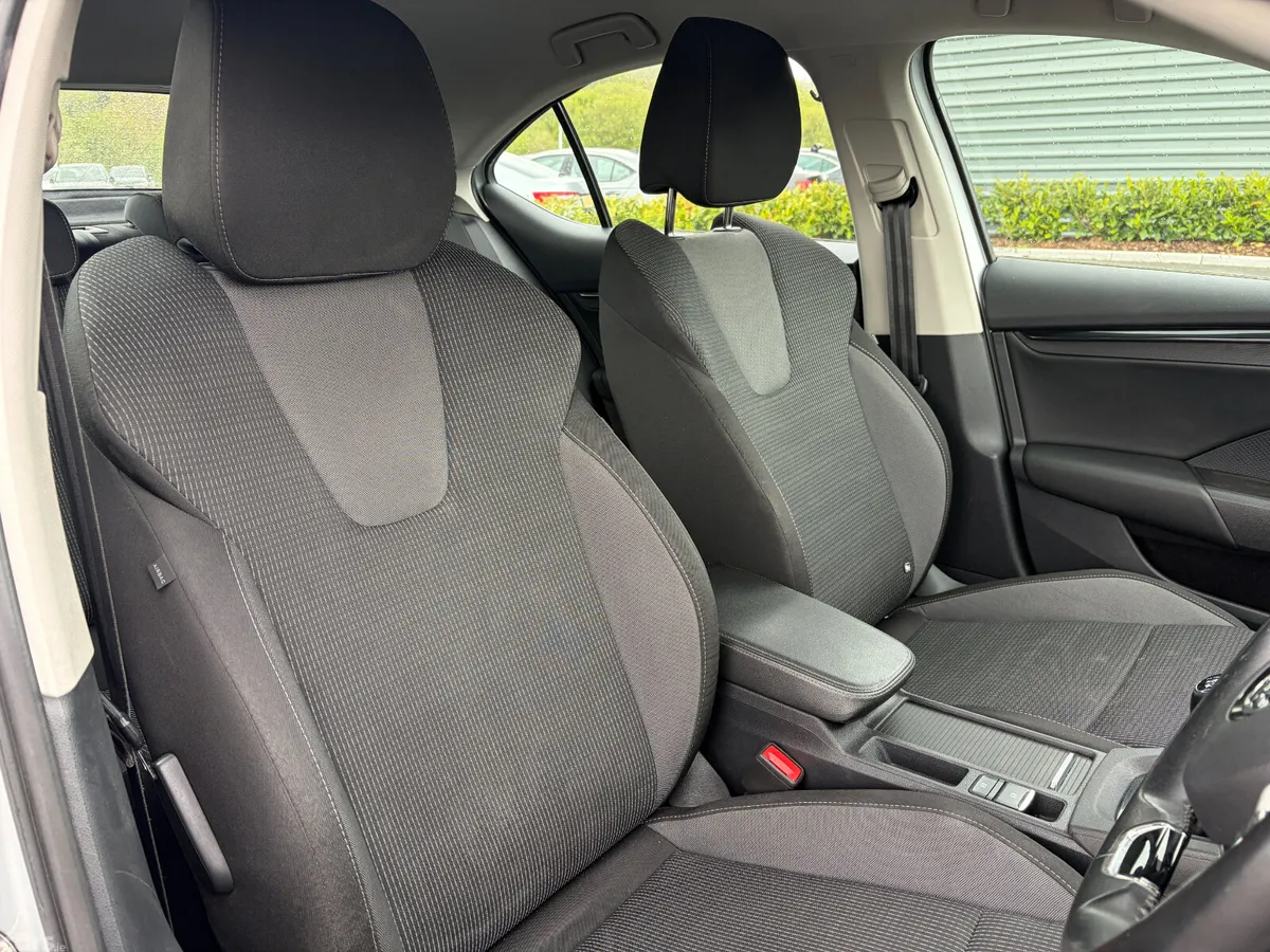 Skoda Octavia Hatchback, Diesel, 2022, Silver