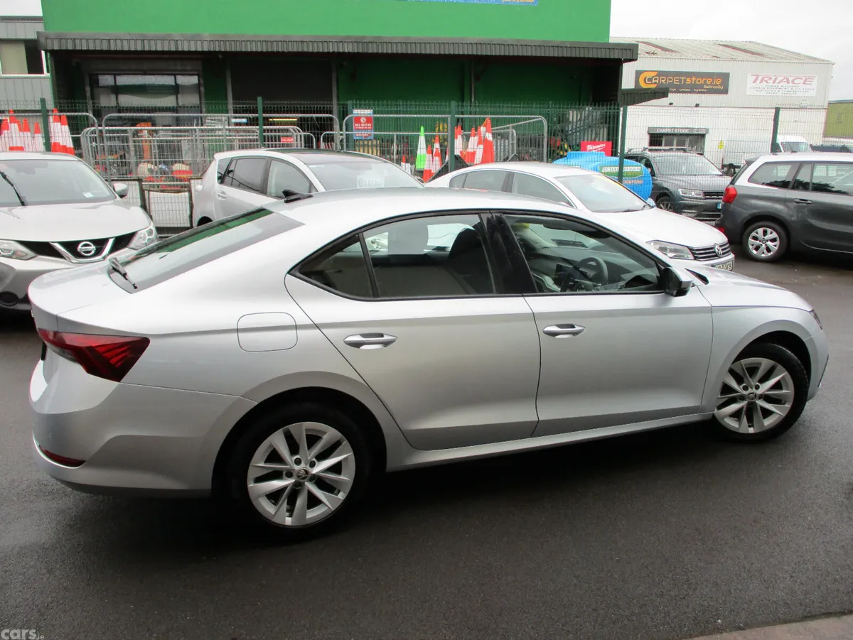 Skoda Octavia Saloon, Diesel, 2023, Grey