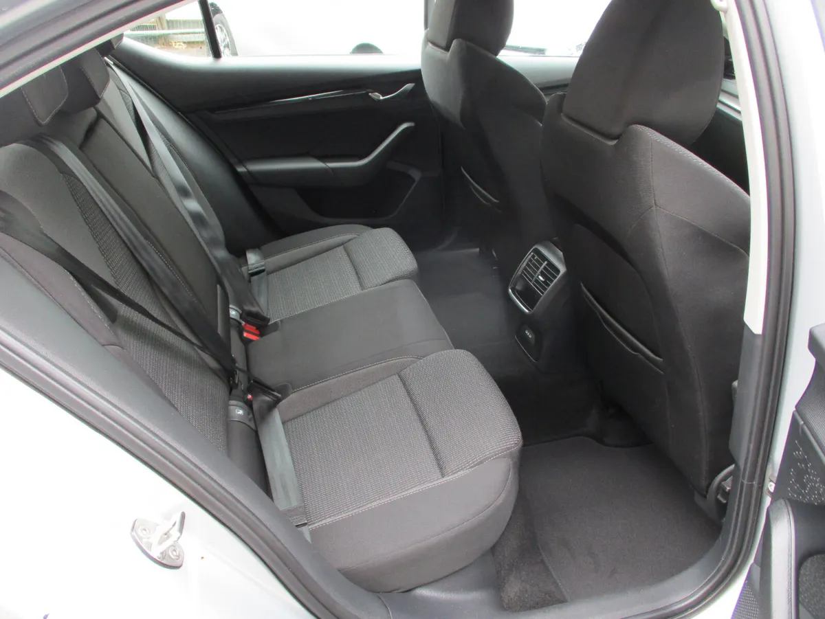 Skoda Octavia Saloon, Diesel, 2023, Grey