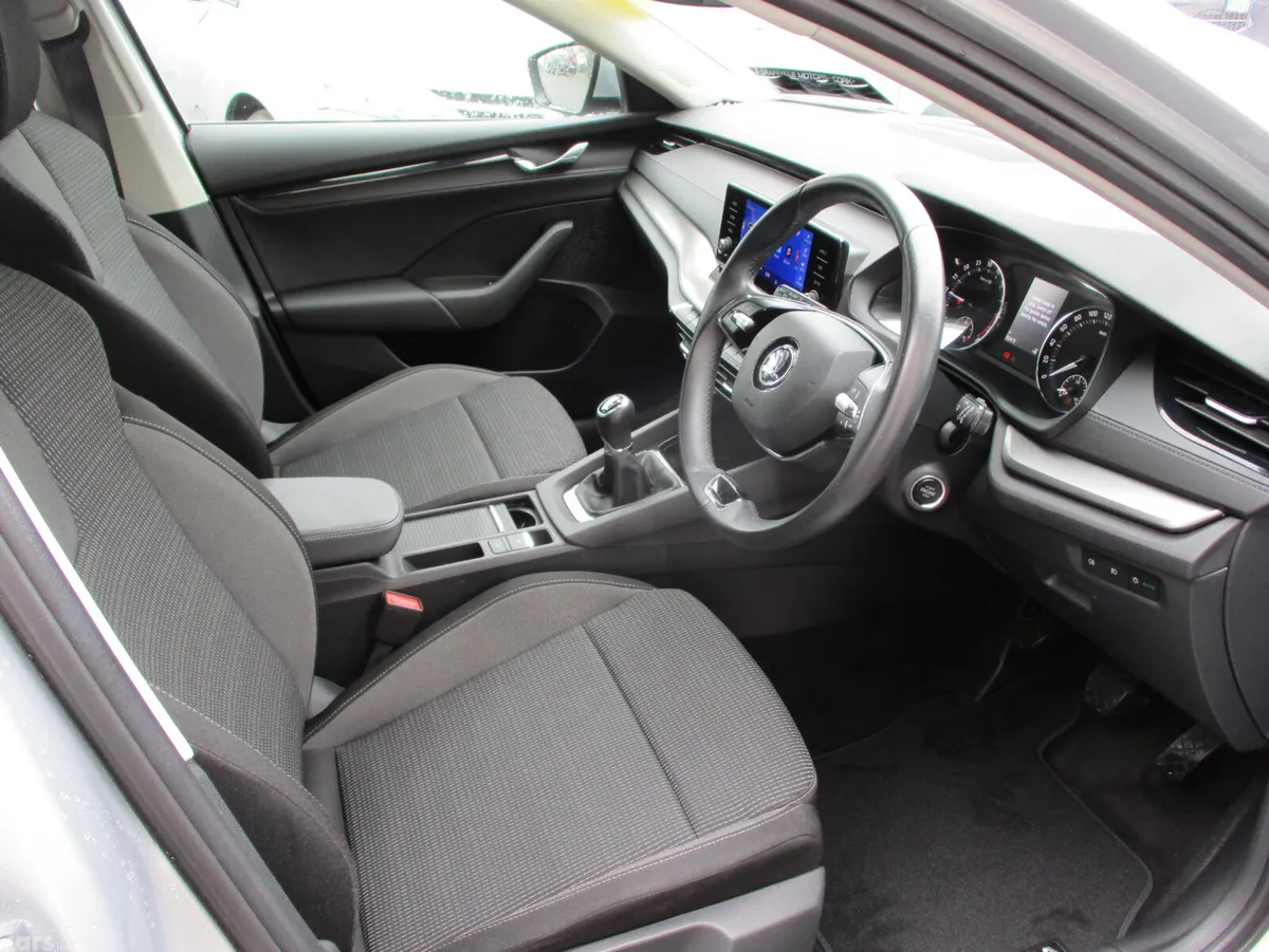 Skoda Octavia Saloon, Diesel, 2023, Grey