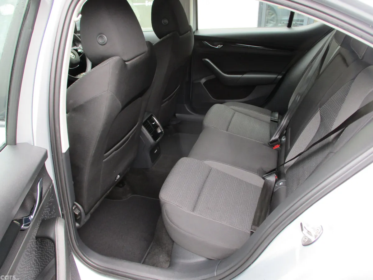 Skoda Octavia Saloon, Diesel, 2023, Grey