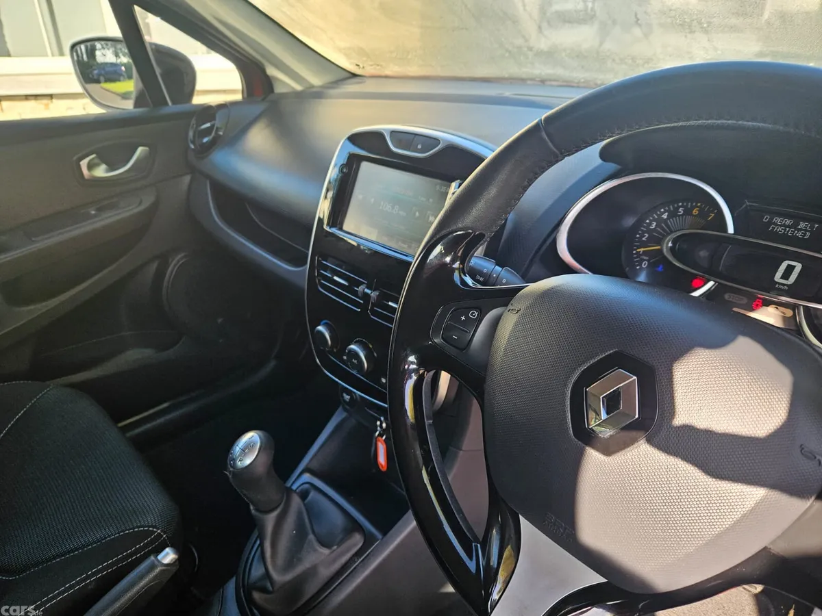 Renault Clio Hatchback, Petrol, 2016, Red