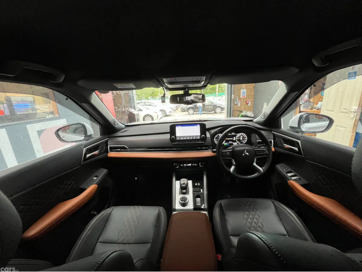 Mitsubishi Outlander SUV, Petrol Plug-in Hybrid, 2024, White