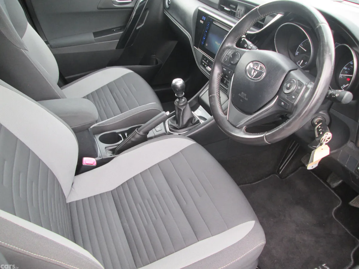 Toyota Auris Hatchback, Diesel, 2015, Bronze