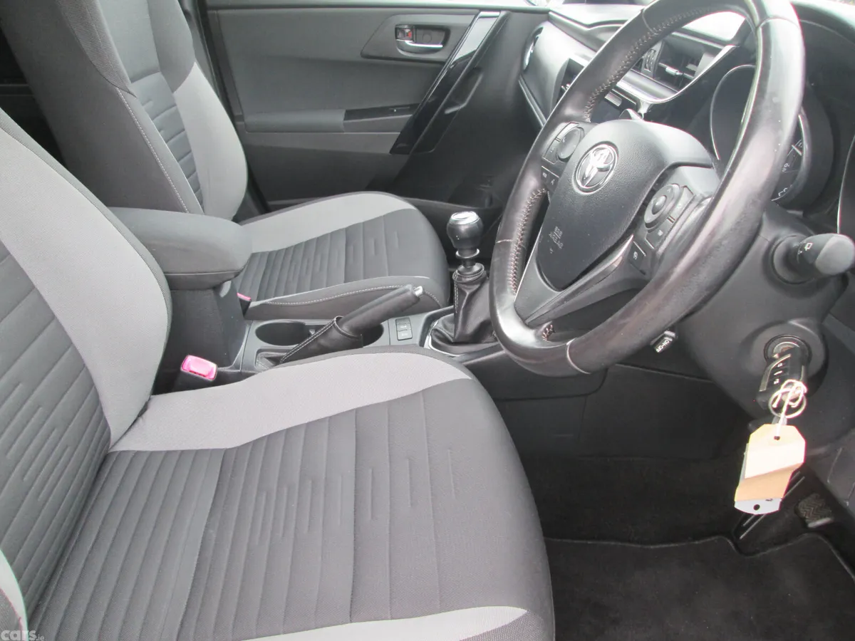 Toyota Auris Hatchback, Diesel, 2015, Bronze