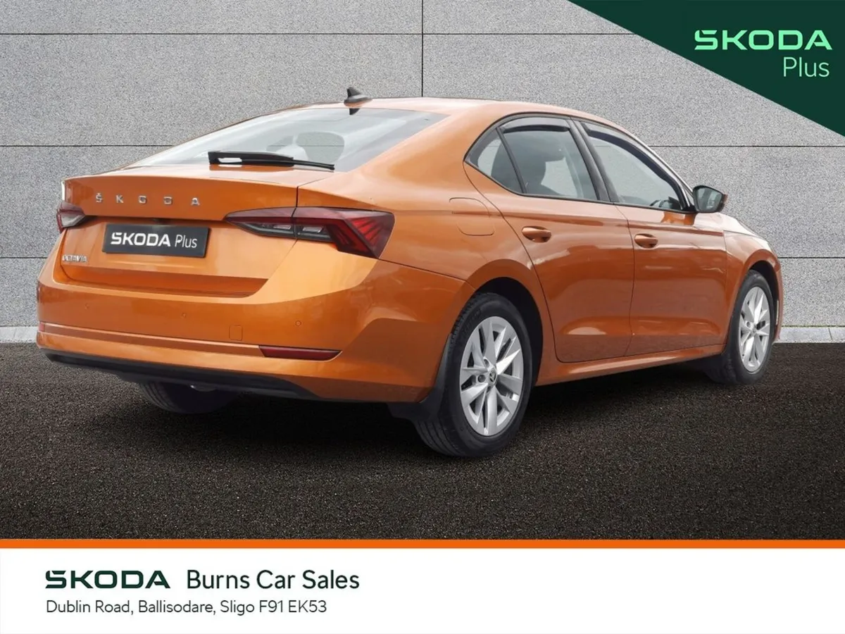 Skoda Octavia Saloon, Diesel, 2024, Orange