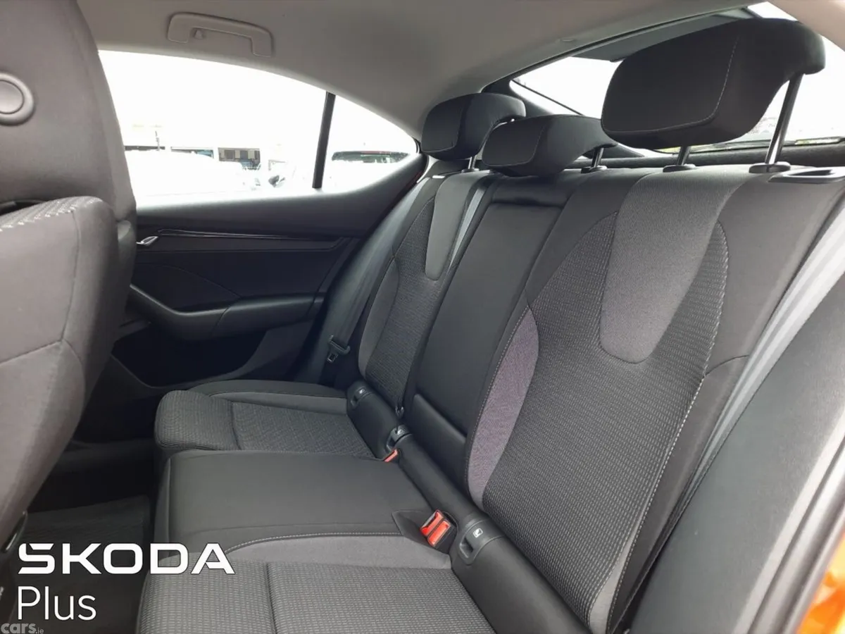 Skoda Octavia Saloon, Diesel, 2024, Orange
