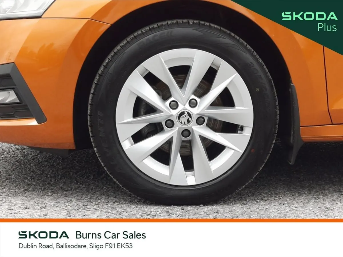 Skoda Octavia Saloon, Diesel, 2024, Orange