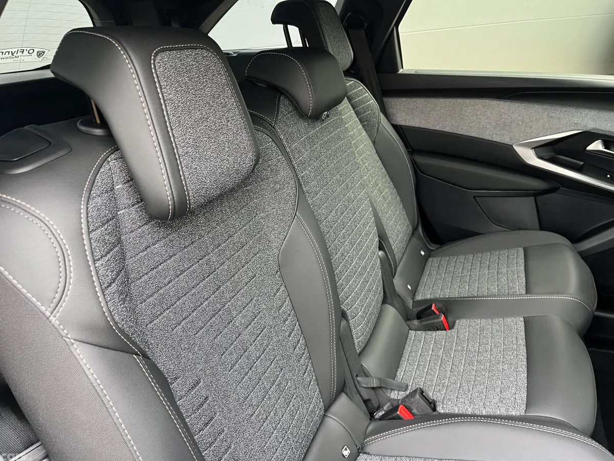 Peugeot 5008 MPV, Petrol Hybrid, 2025, Blue