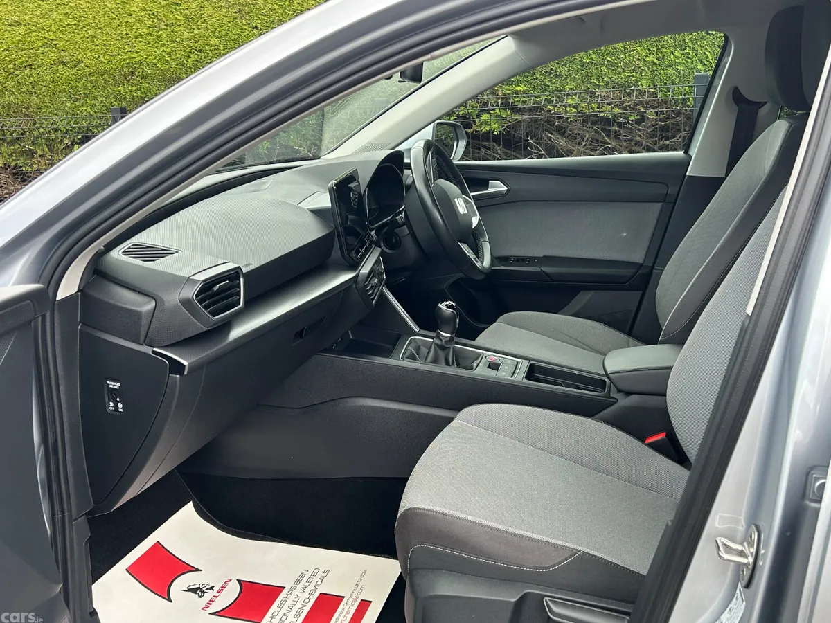 SEAT Leon Hatchback, Petrol, 2024, Silver