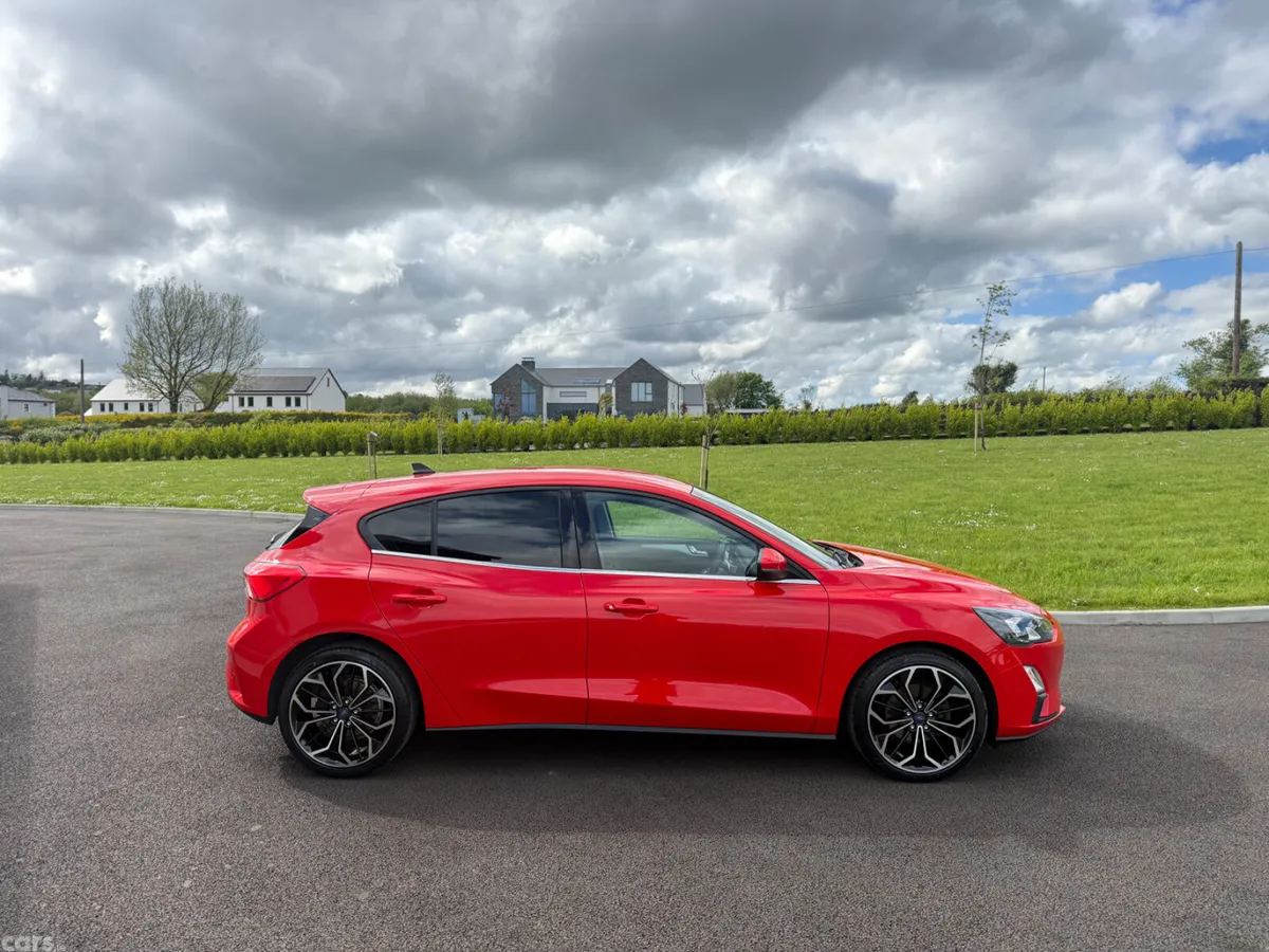 Ford Focus Hatchback, Diesel, 2021, Red