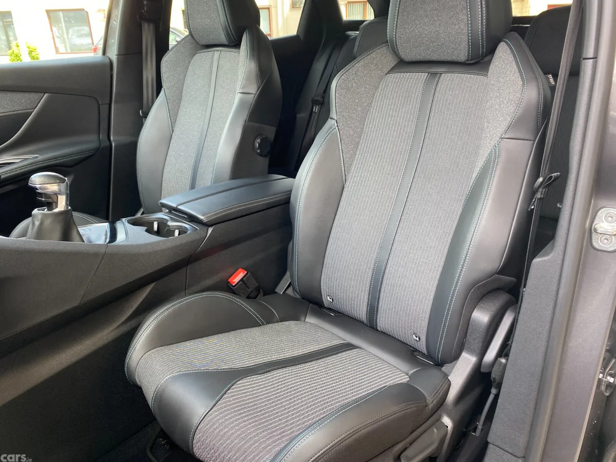 Peugeot 3008 MPV, Diesel, 2022, Grey