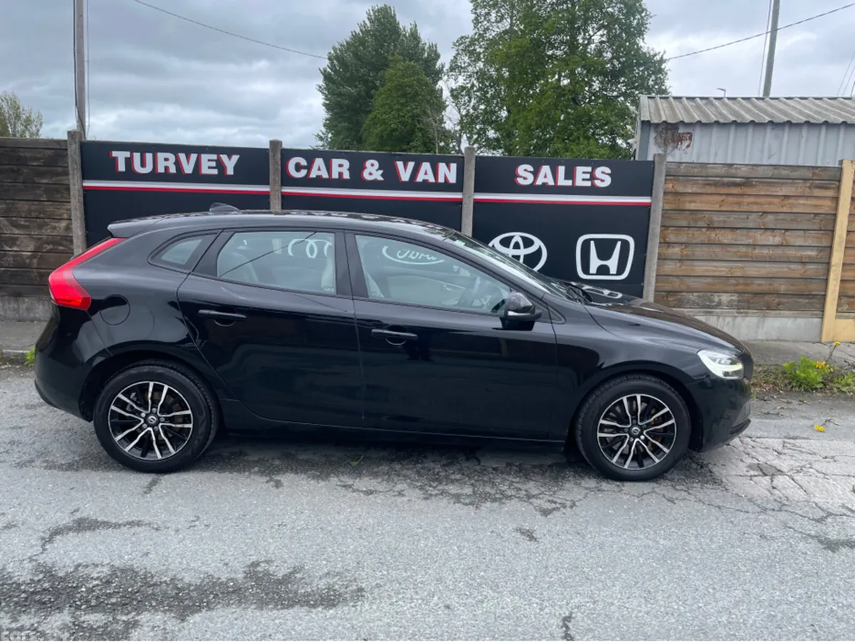 Volvo V40 Hatchback, Diesel, 2017, Black