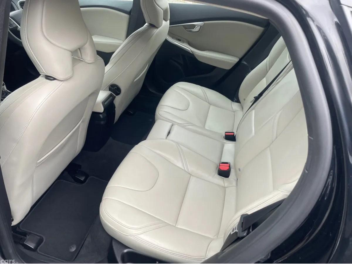 Volvo V40 Hatchback, Diesel, 2017, Black