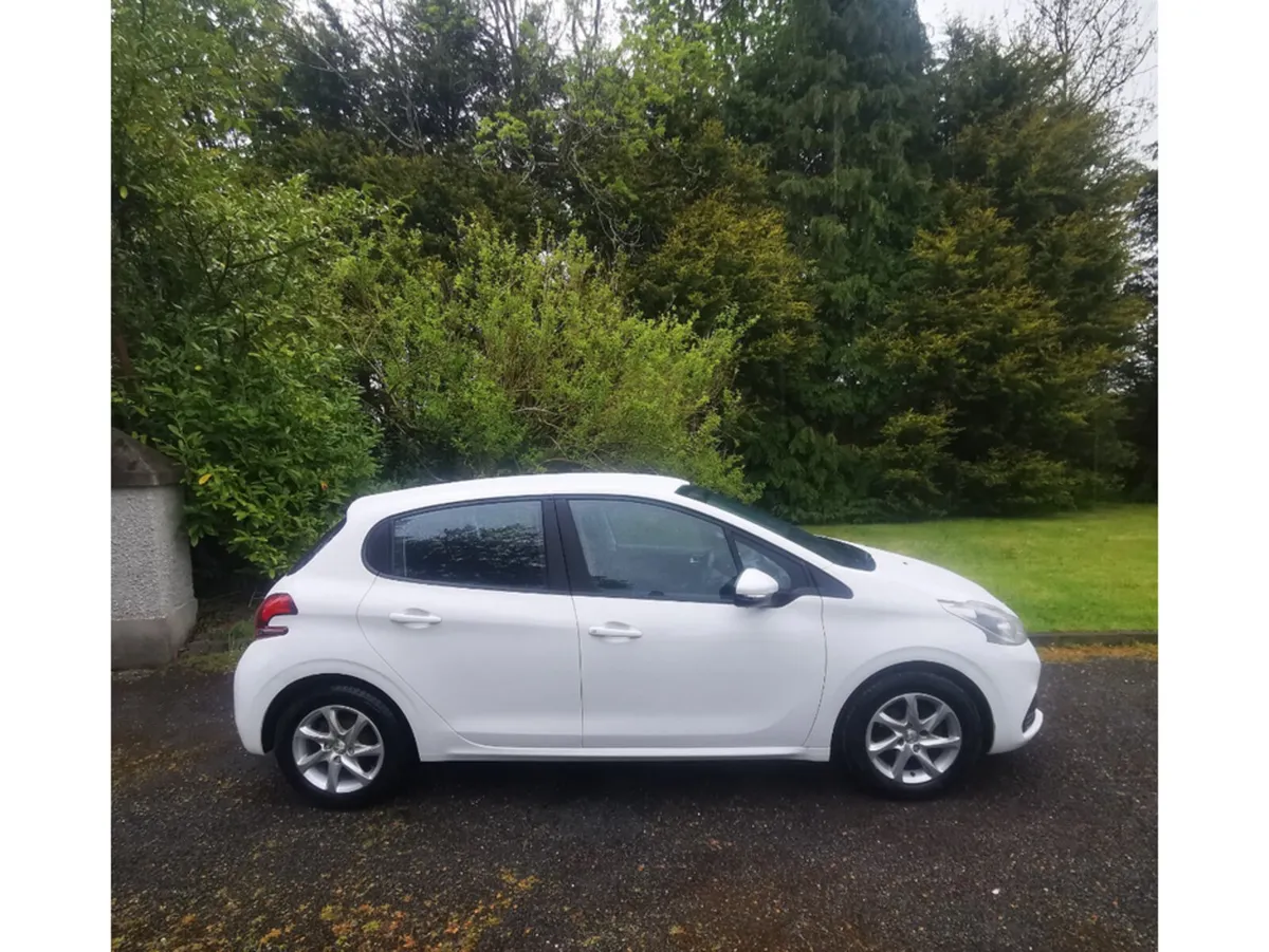 Peugeot 208 Hatchback, Petrol, 2017, White
