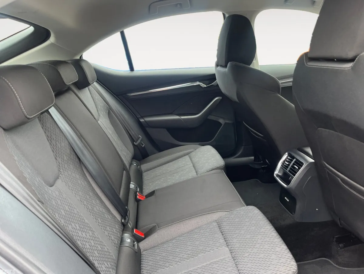 Skoda Octavia Hatchback, Diesel, 2024, White