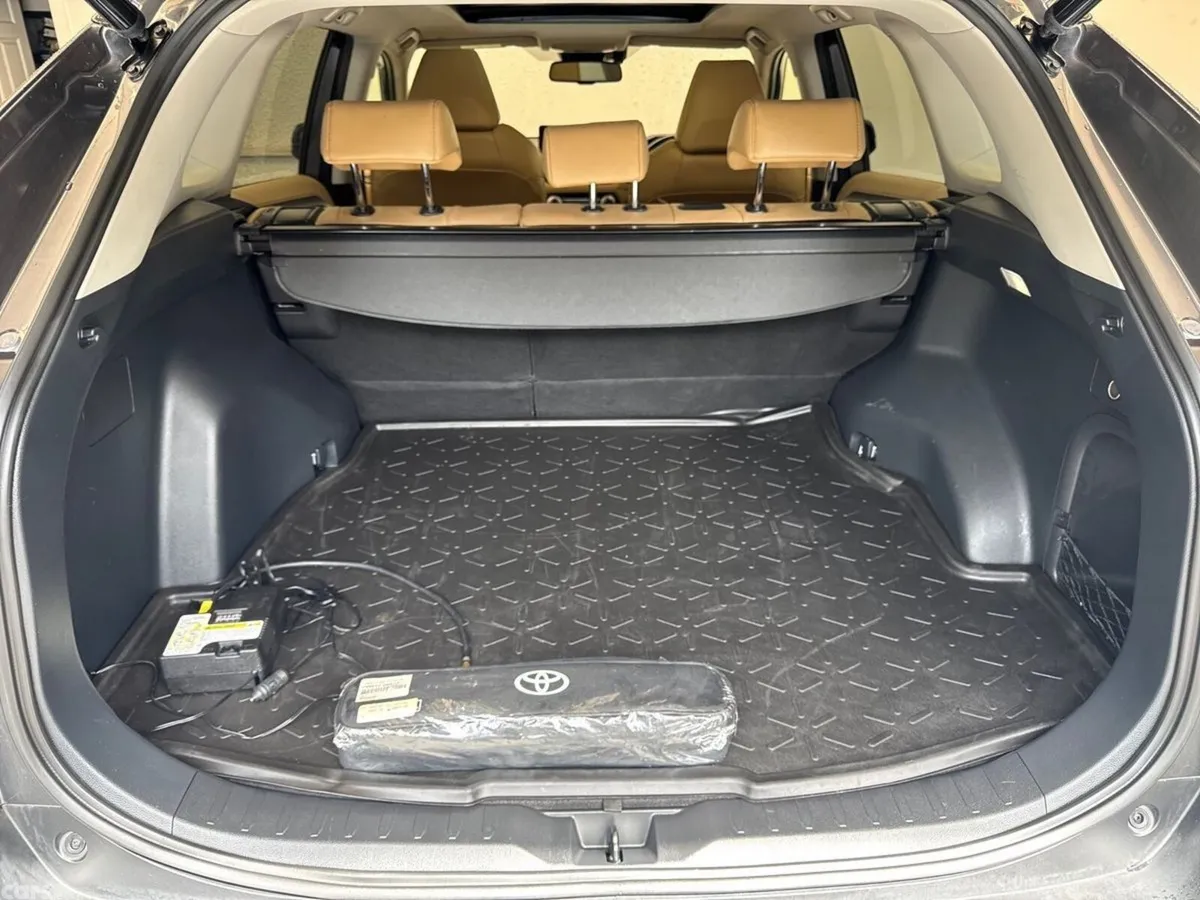 Toyota RAV4 SUV, Petrol Hybrid, 2023, Grey