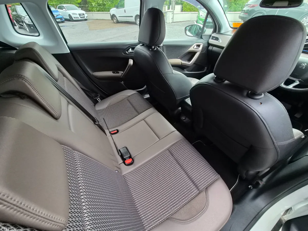Peugeot 2008 MPV, Petrol, 2014, White