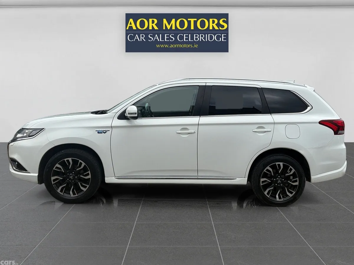Mitsubishi Outlander SUV, Petrol Plug-in Hybrid, 2016, White
