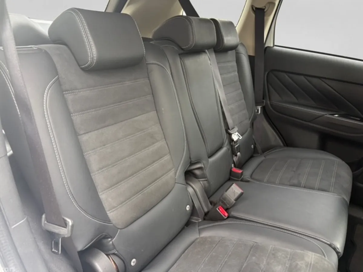 Mitsubishi Outlander SUV, Petrol Plug-in Hybrid, 2016, White