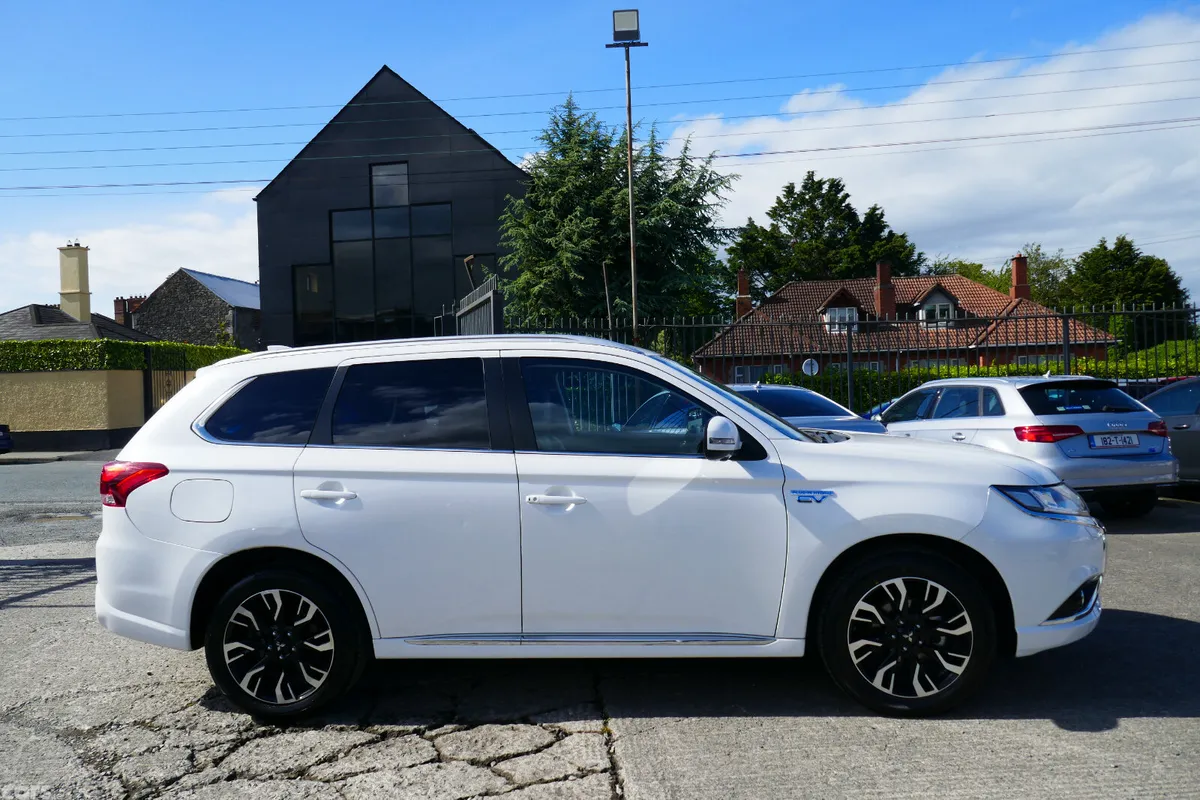 Mitsubishi Outlander SUV, Petrol Plug-in Hybrid, 2017, White