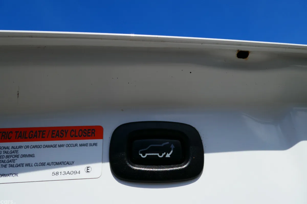 Mitsubishi Outlander SUV, Petrol Plug-in Hybrid, 2017, White