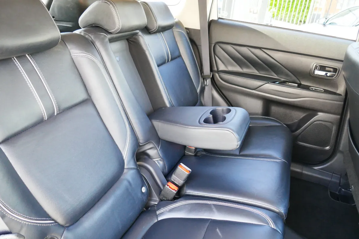 Mitsubishi Outlander SUV, Petrol Plug-in Hybrid, 2017, White