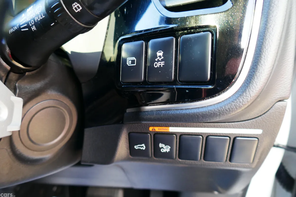 Mitsubishi Outlander SUV, Petrol Plug-in Hybrid, 2017, White