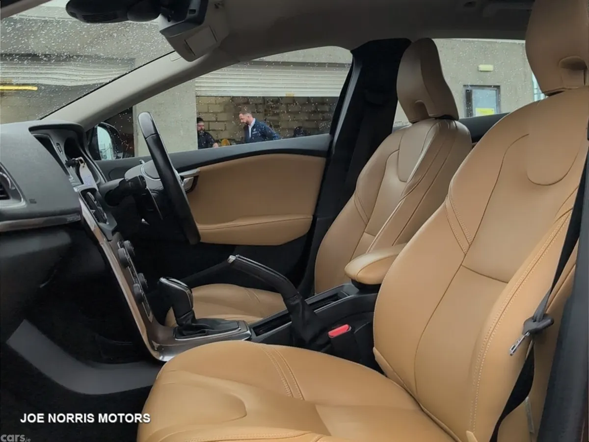 Volvo V40 Hatchback, Diesel, 2017, Brown