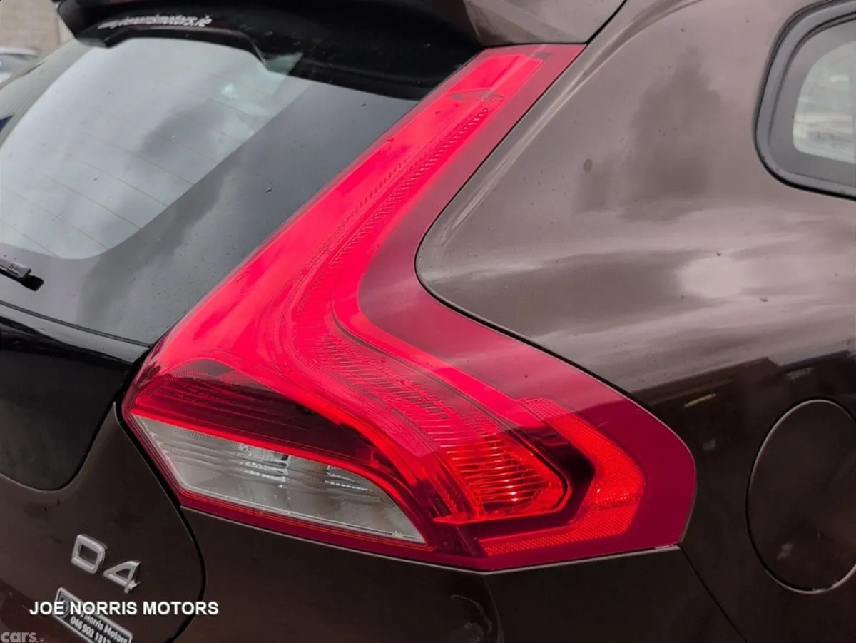 Volvo V40 Hatchback, Diesel, 2017, Brown