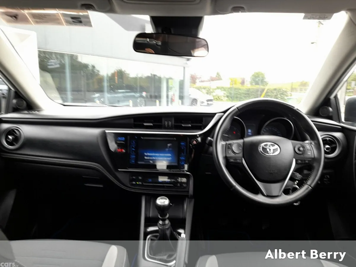 Toyota Auris Hatchback, Diesel, 2017, White