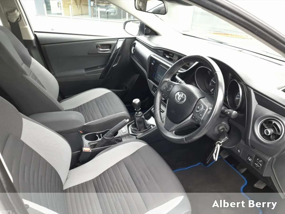 Toyota Auris Hatchback, Diesel, 2017, White