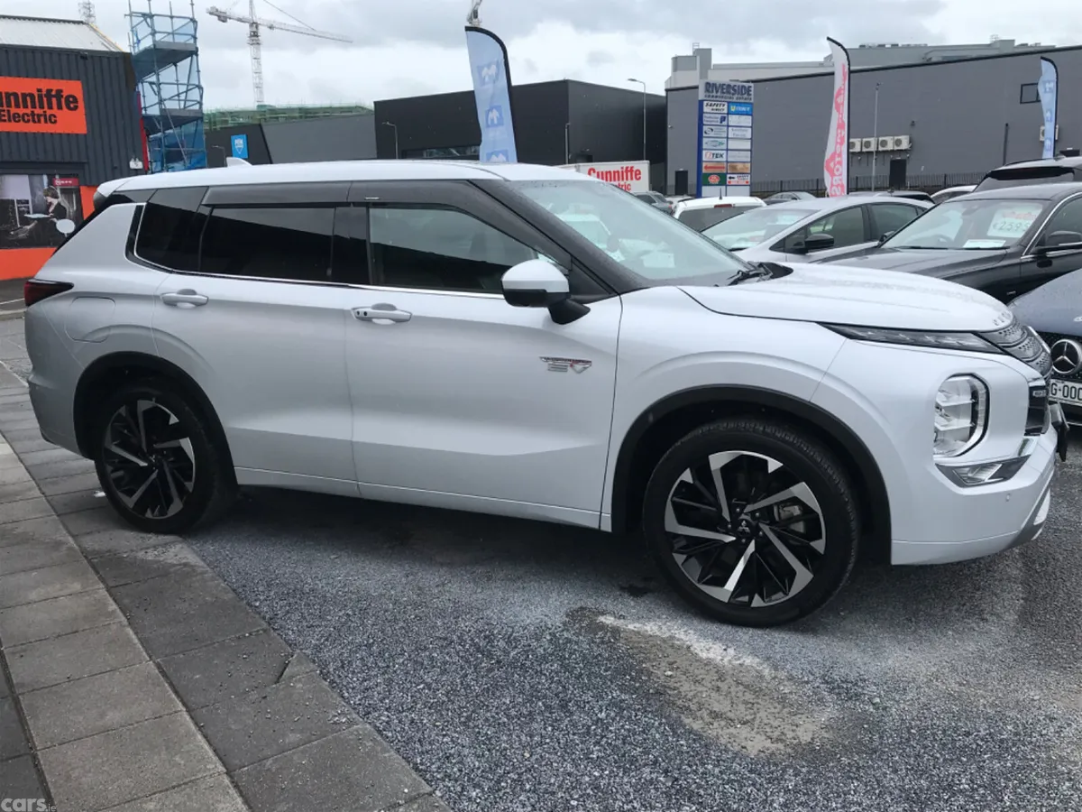 Mitsubishi Outlander SUV, Petrol Plug-in Hybrid, 2023, White