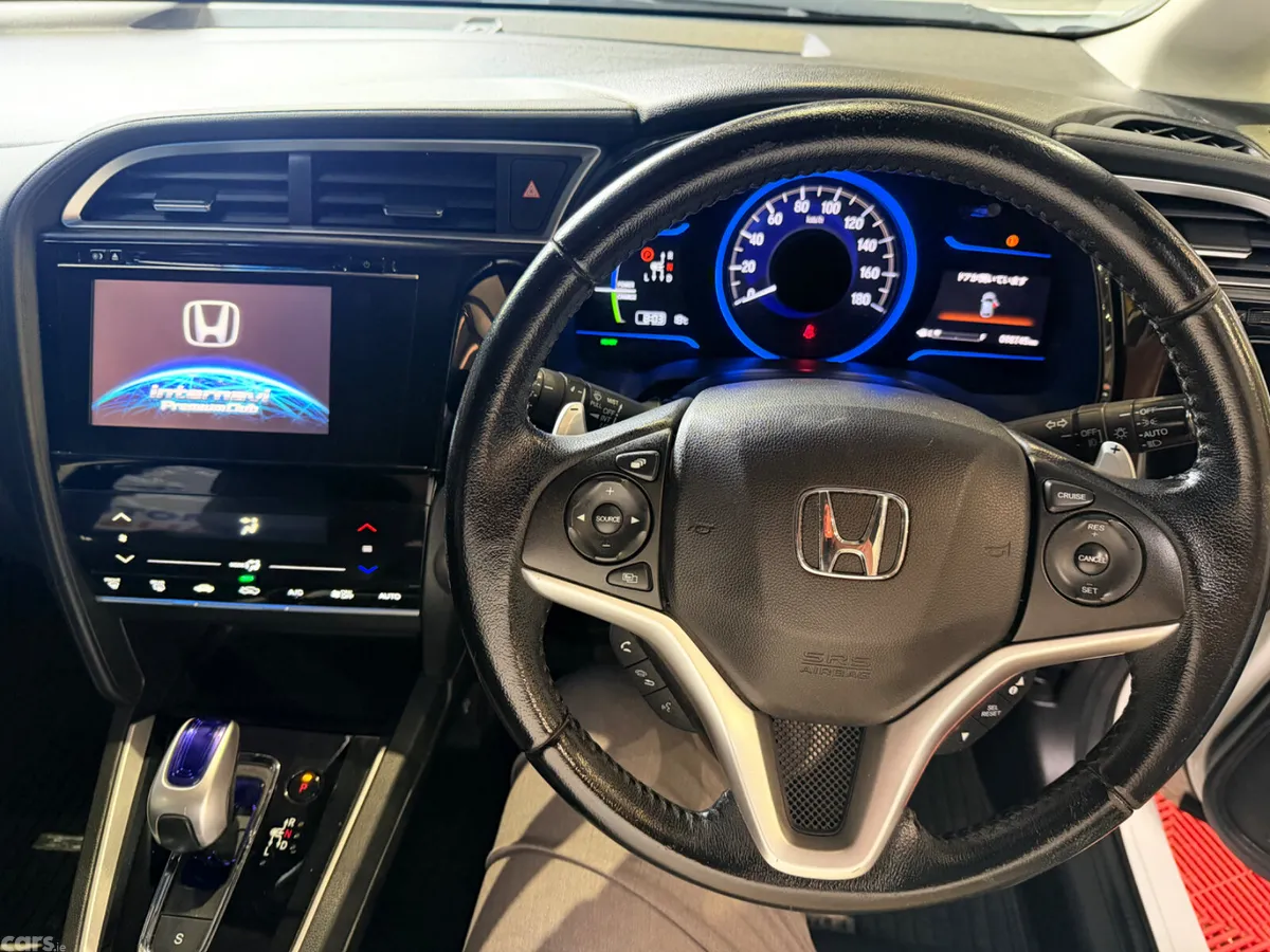 Honda Shuttle MPV, Petrol Hybrid, 2016, White