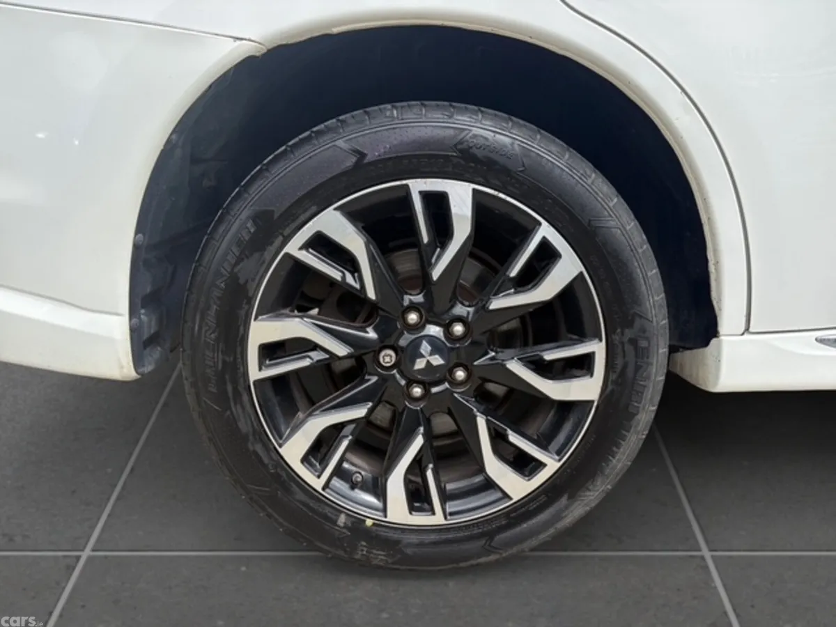 Mitsubishi Outlander SUV, Petrol Plug-in Hybrid, 2016, White