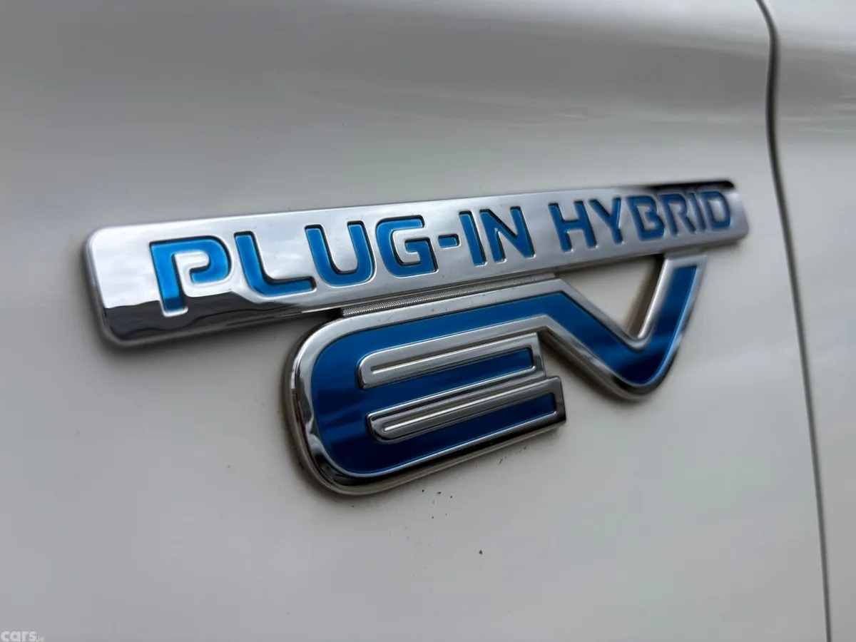 Mitsubishi Outlander SUV, Petrol Plug-in Hybrid, 2016, White