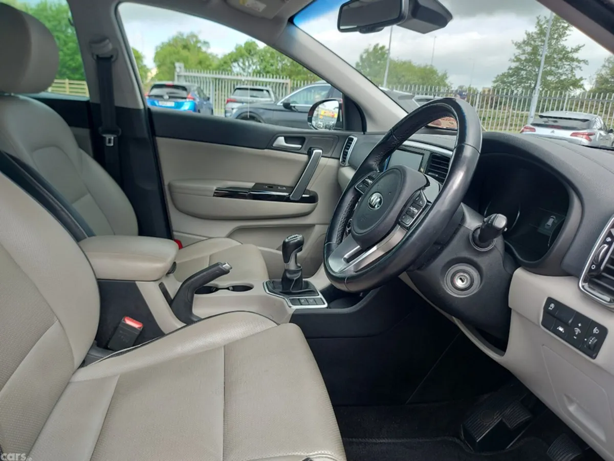 Kia Sportage MPV, Diesel, 2019, Red