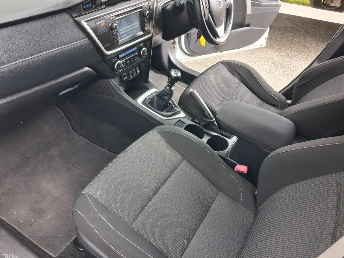 Toyota Auris Hatchback, Petrol, 2015, White