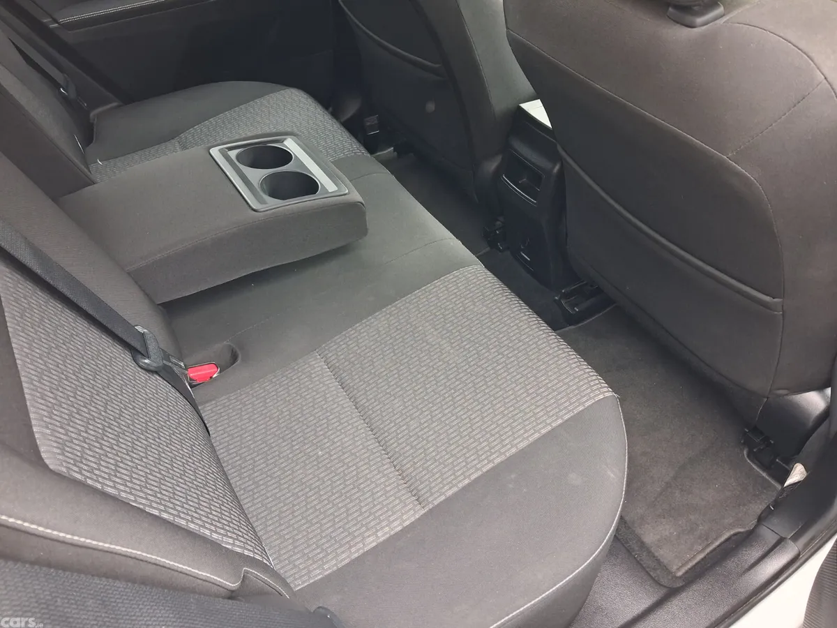Toyota Auris Hatchback, Petrol, 2015, White