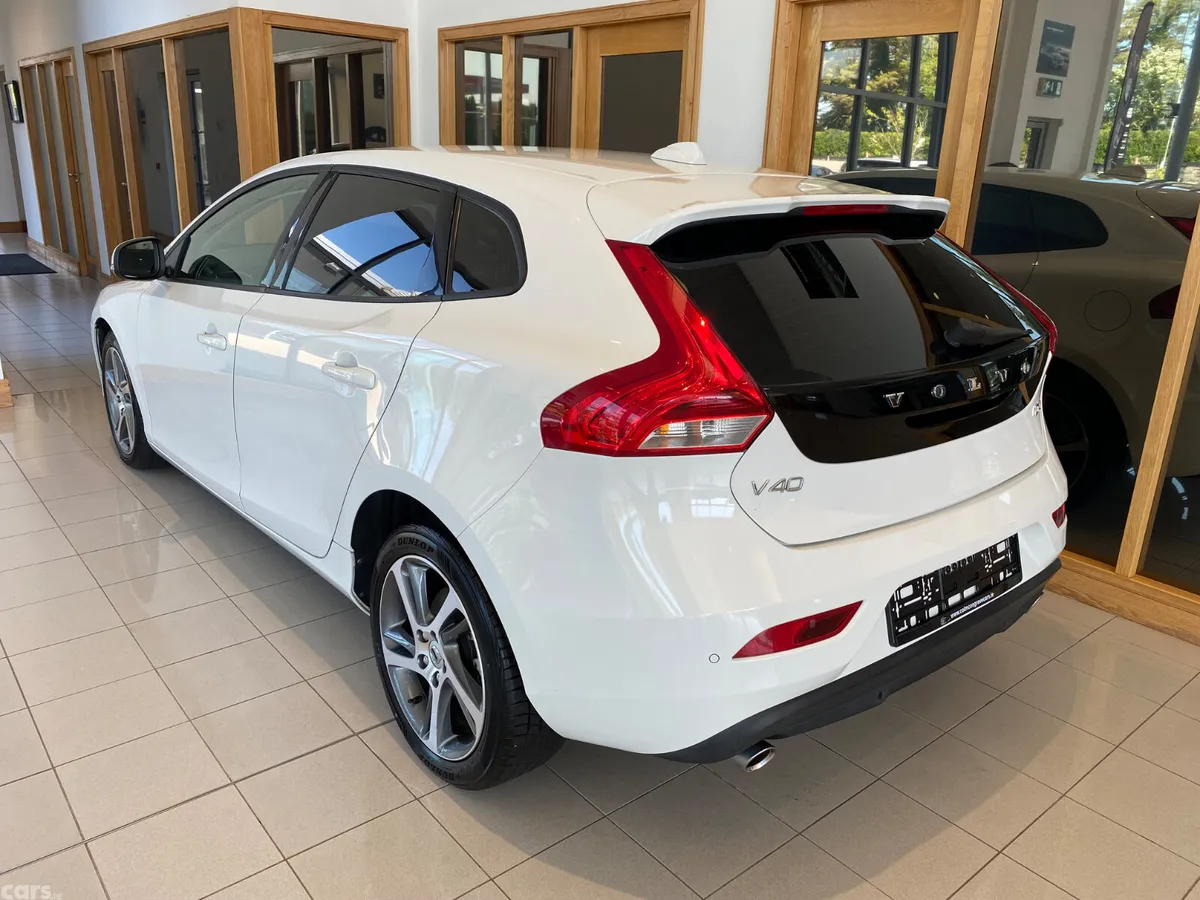 Volvo V40 Hatchback, Diesel, 2017, White