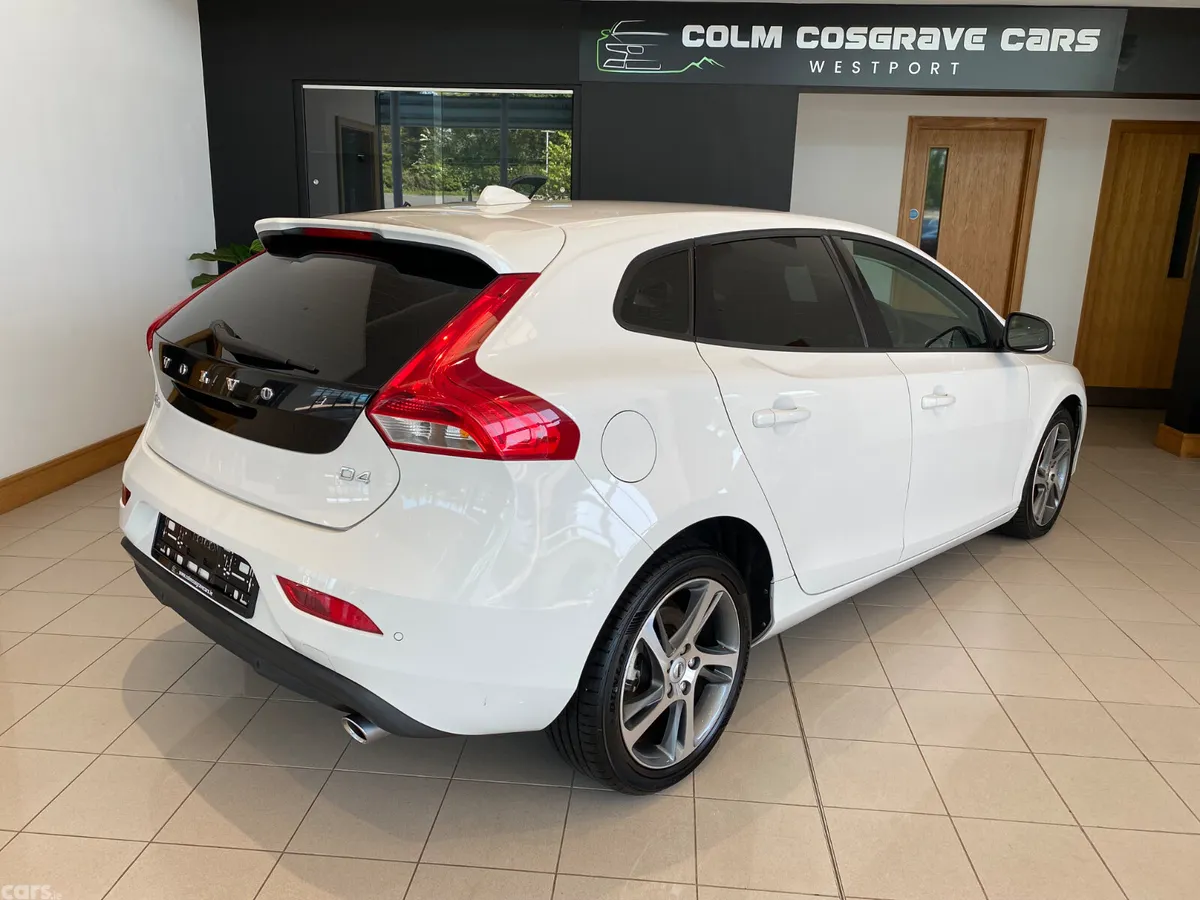 Volvo V40 Hatchback, Diesel, 2017, White