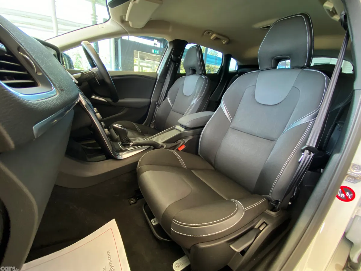 Volvo V40 Hatchback, Diesel, 2017, White