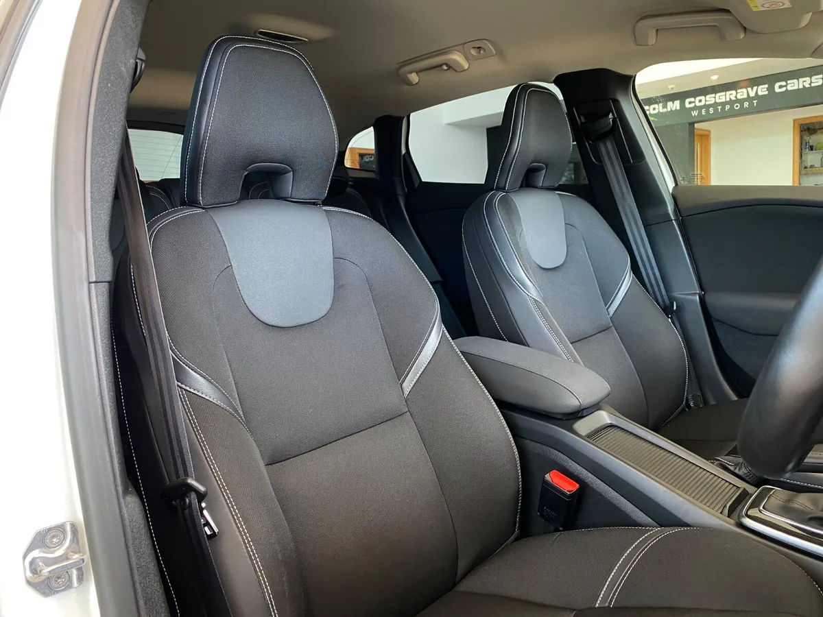 Volvo V40 Hatchback, Diesel, 2017, White