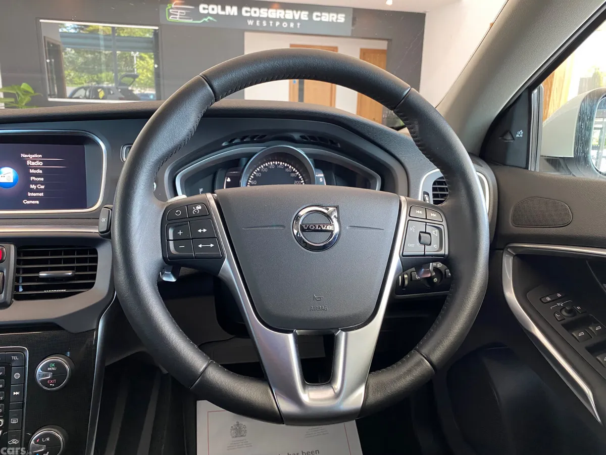 Volvo V40 Hatchback, Diesel, 2017, White