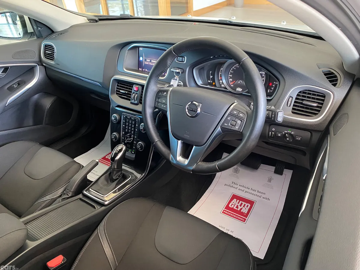 Volvo V40 Hatchback, Diesel, 2017, White