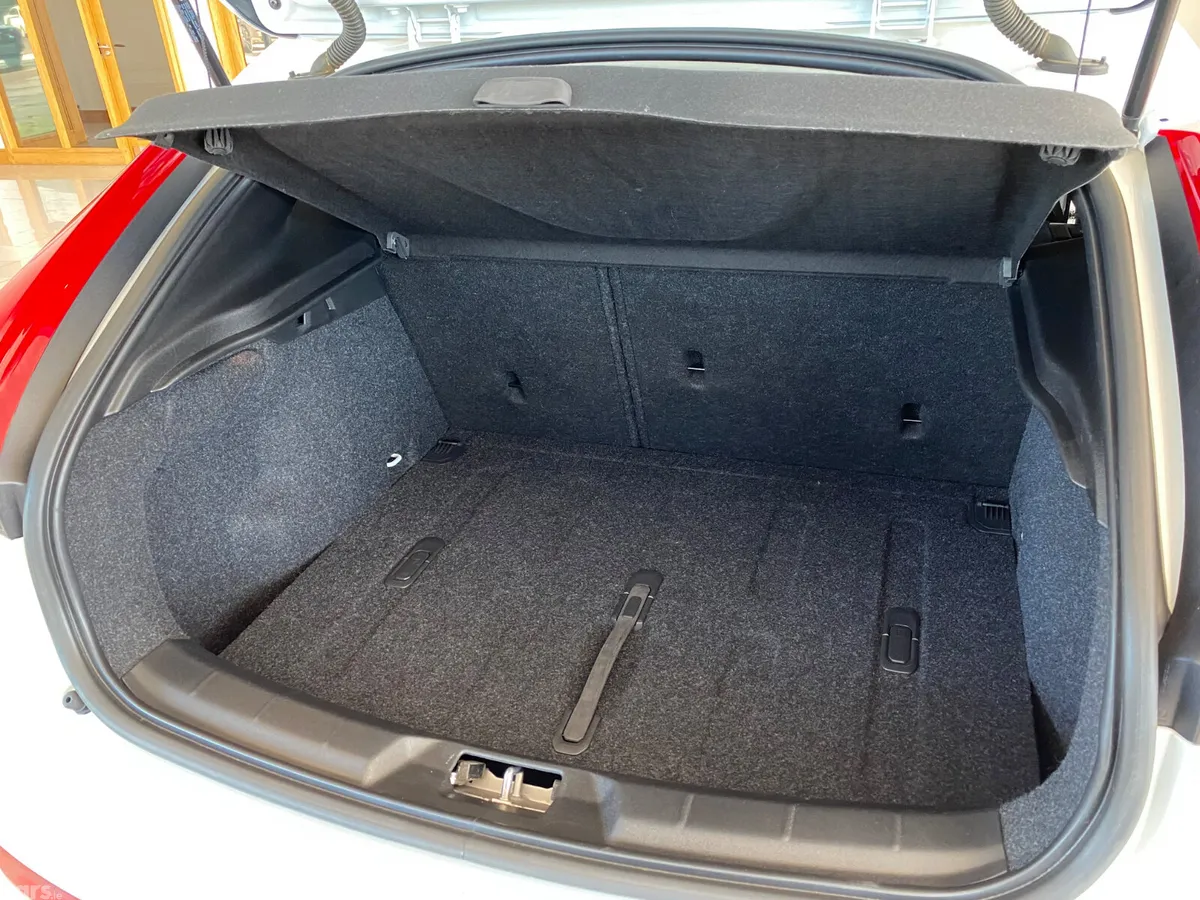 Volvo V40 Hatchback, Diesel, 2017, White