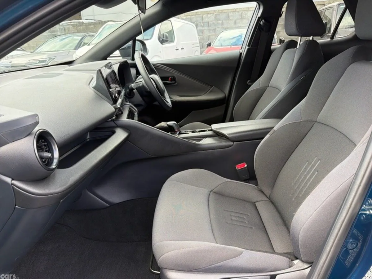 Toyota C-HR SUV, Petrol Hybrid, 2024, Blue