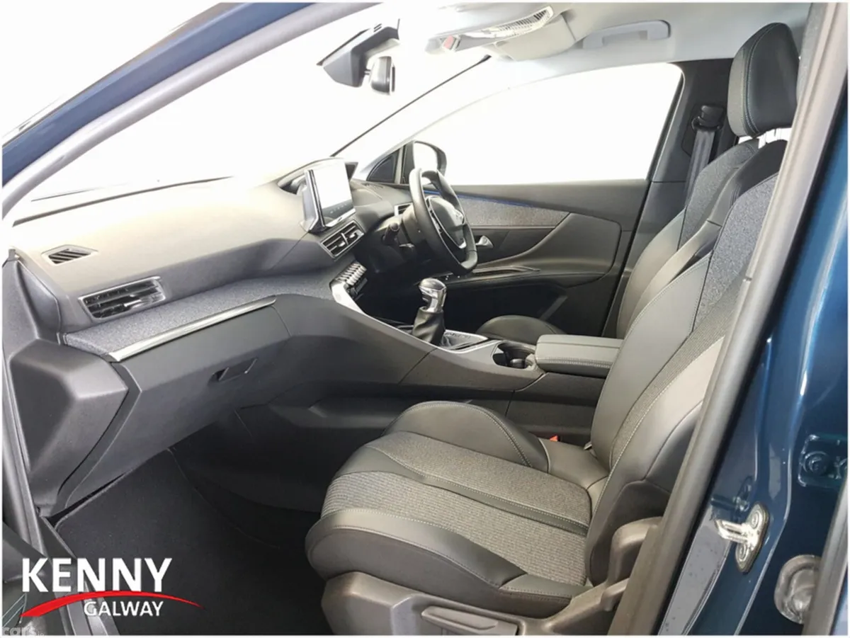 Peugeot 5008 MPV, Diesel, 2022, Blue